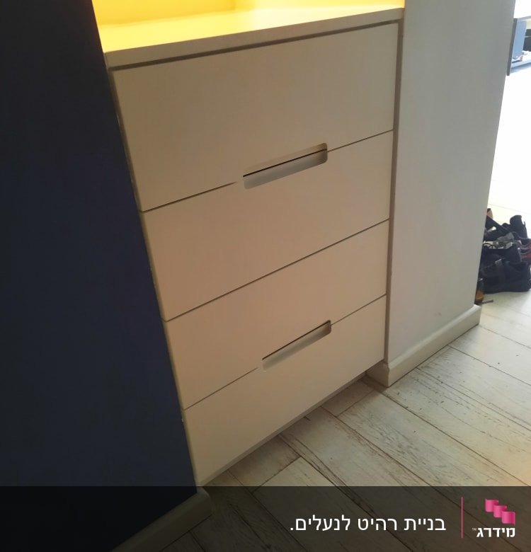 ארון מגירות עץ עם ידיות שקועות